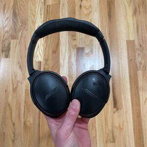 Bose QuietComfort 35 Wireless Headphones with Case and Replacement Ear Cushions